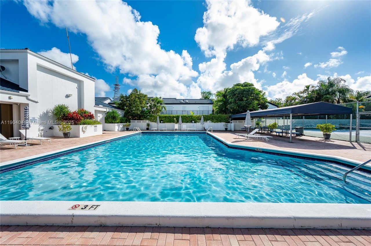 351 NE 211th St, Miami, FL 33179 Photo