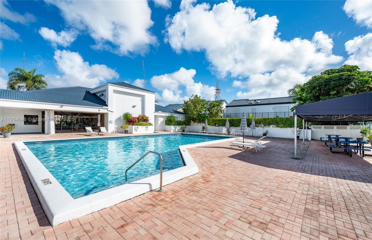 351 NE 211th St, Miami, FL 33179 Photo