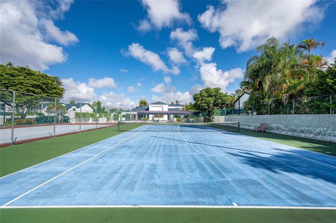 351 NE 211th St, Miami, FL 33179 Photo