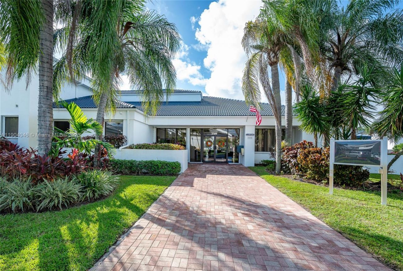 351 NE 211th St, Miami, FL 33179 Photo