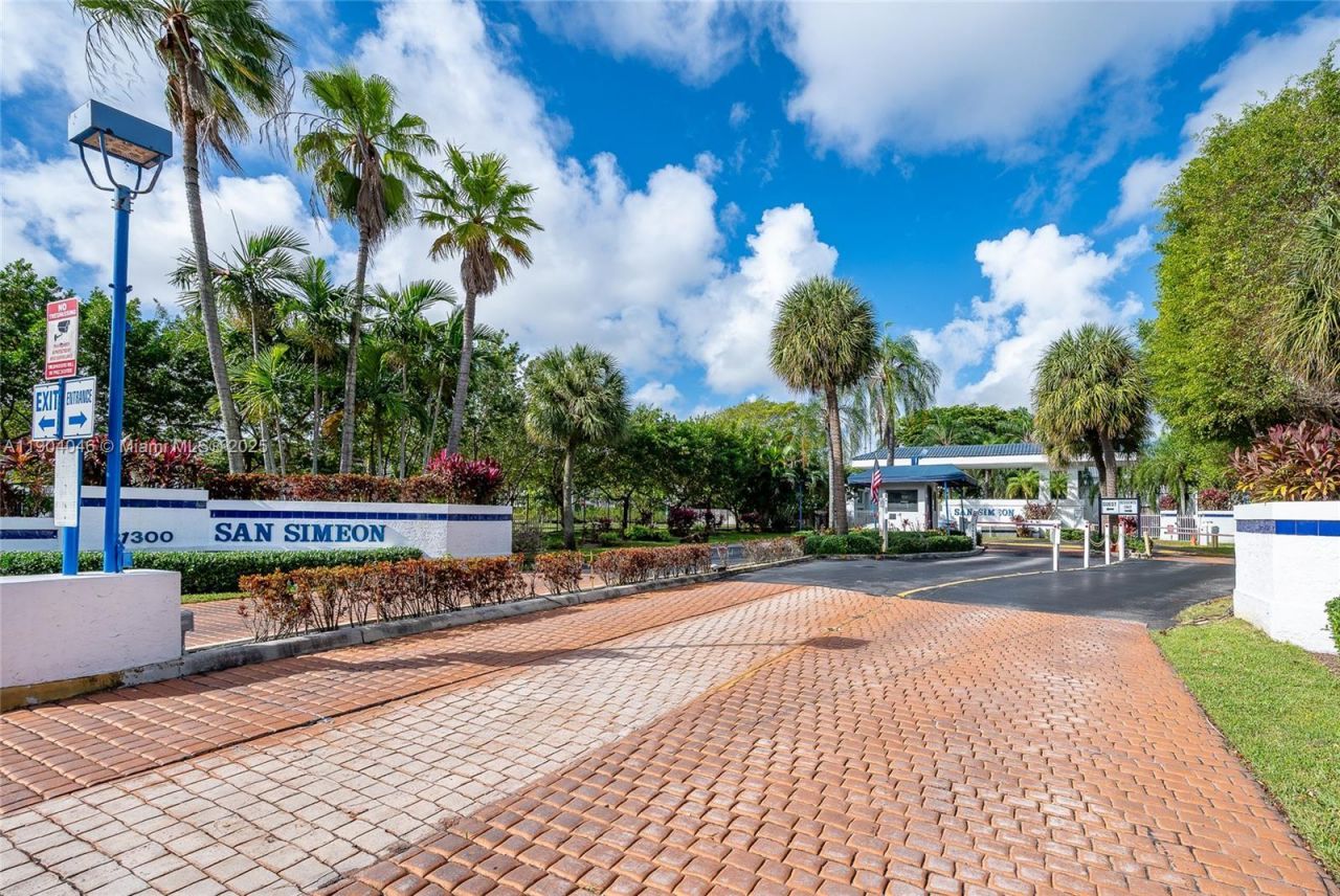 351 NE 211th St, Miami, FL 33179 Photo