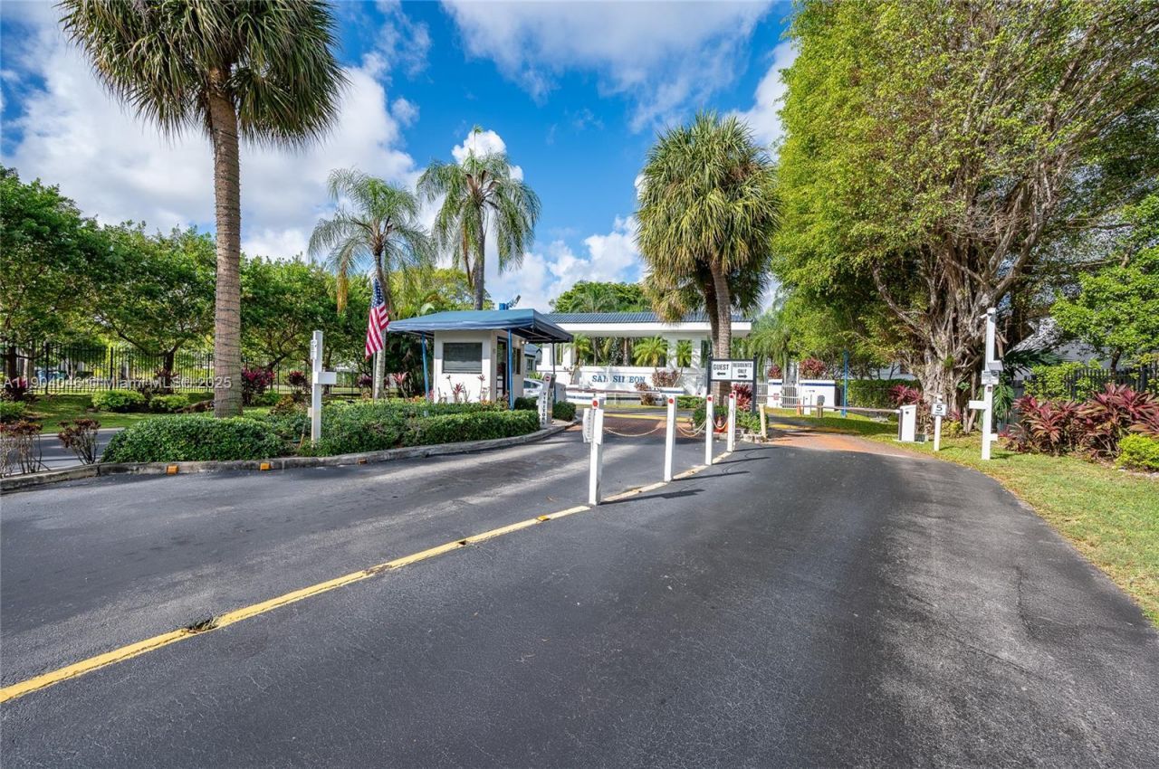 351 NE 211th St, Miami, FL 33179 Photo