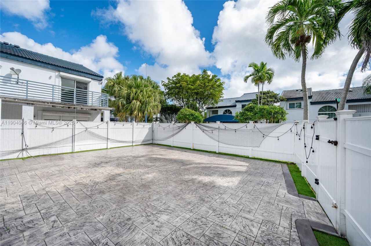 351 NE 211th St, Miami, FL 33179 Photo