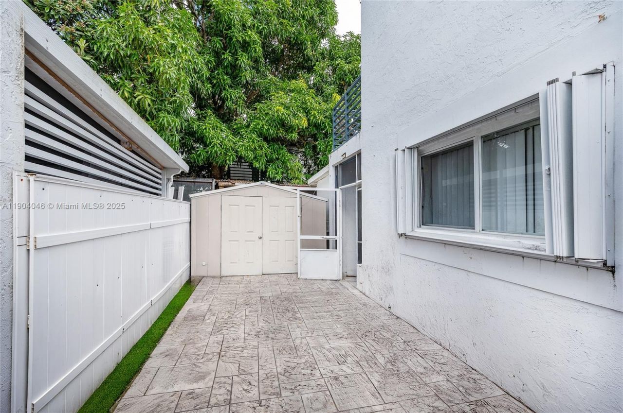 351 NE 211th St, Miami, FL 33179 Photo