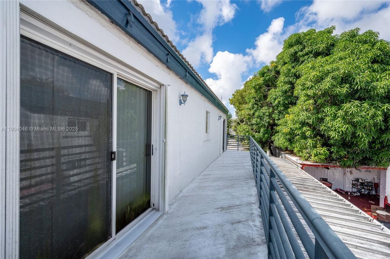 351 NE 211th St, Miami, FL 33179 Photo