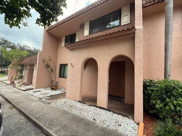 23 N Valencia Dr, Unit 2-32, Davie, FL 33324