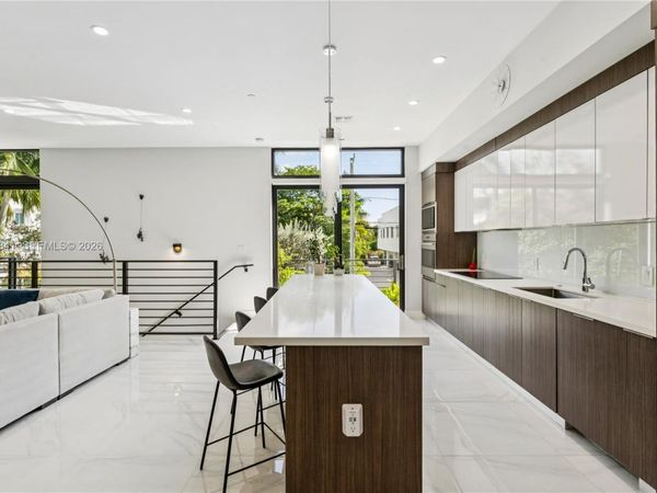 909 NE 16th Ter, Unit 4, Fort Lauderdale, FL 33304