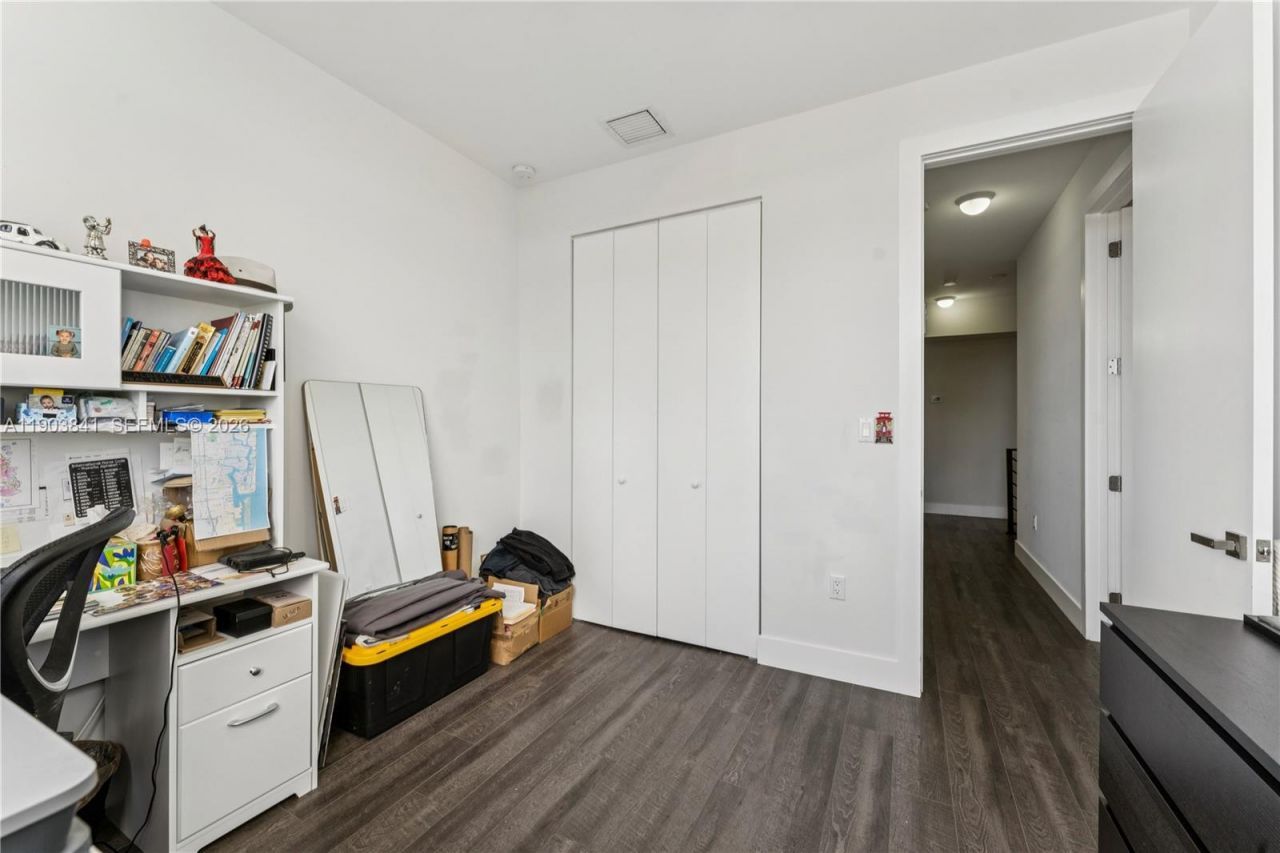 909 NE 16th Ter, Unit 4, Fort Lauderdale, FL 33304 Photo