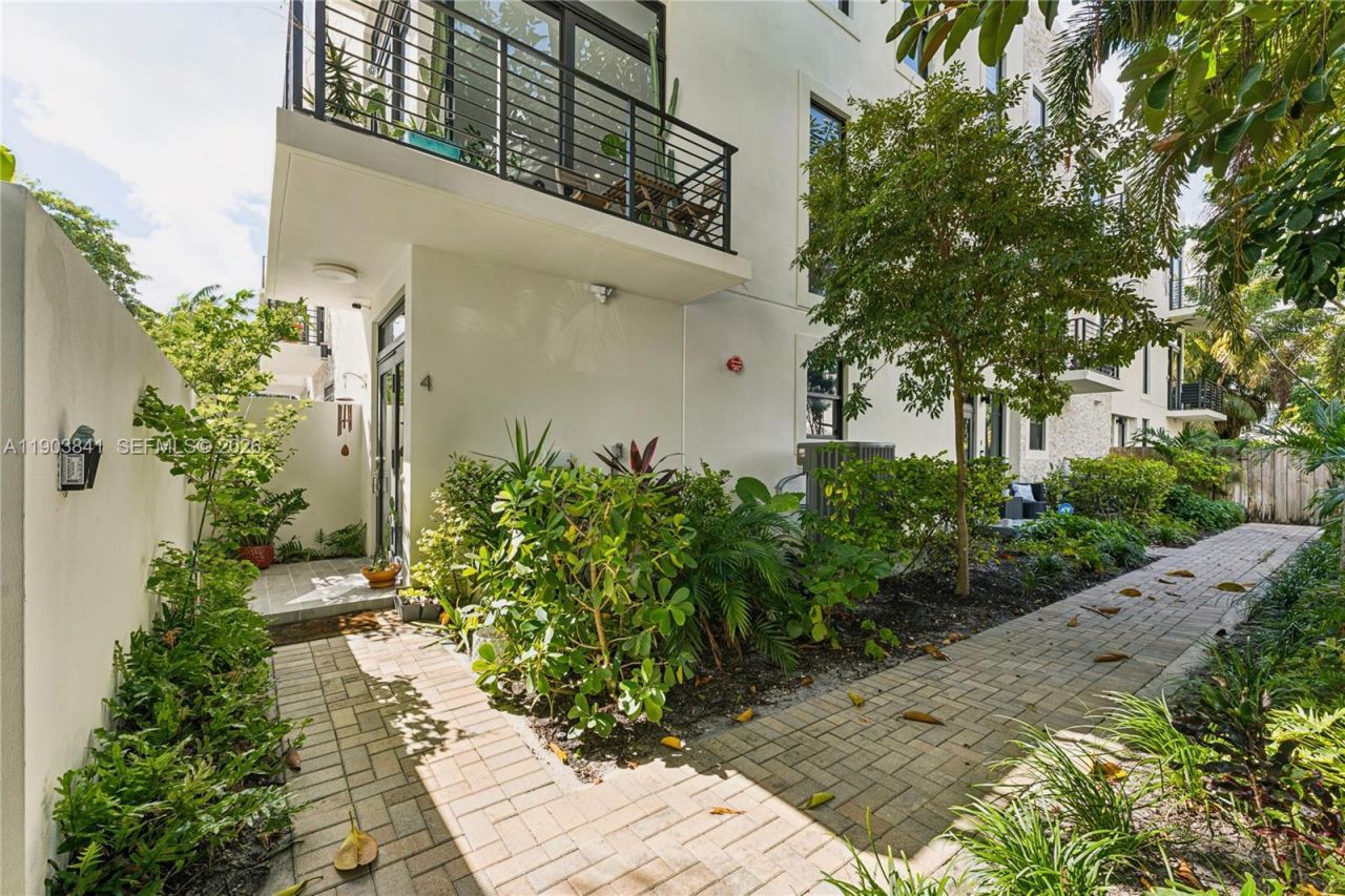 909 NE 16th Ter, Unit 4, Fort Lauderdale, FL 33304 Photo