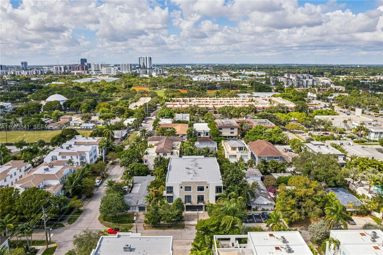 909 NE 16th Ter, Unit 4, Fort Lauderdale, FL 33304 Photo