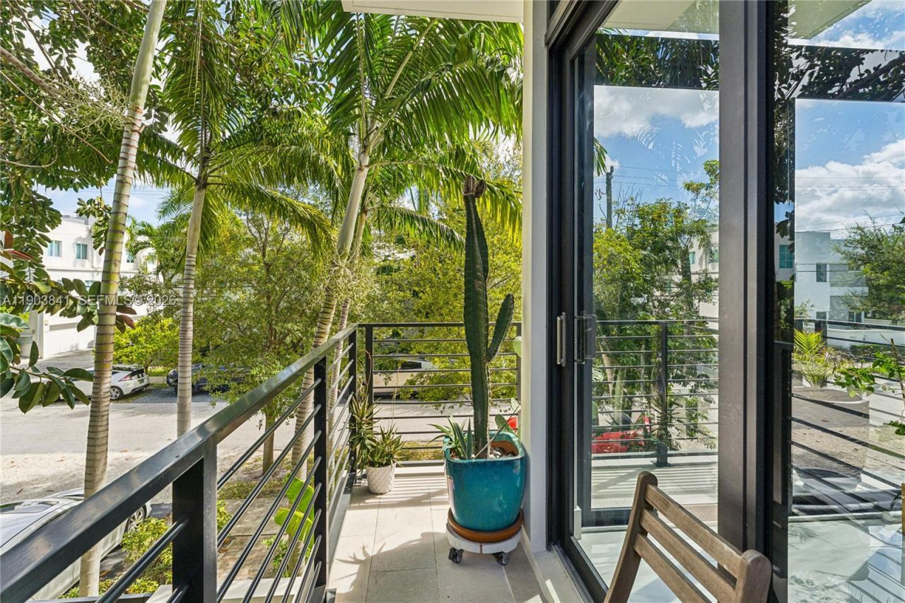 909 NE 16th Ter, Unit 4, Fort Lauderdale, FL 33304 Photo