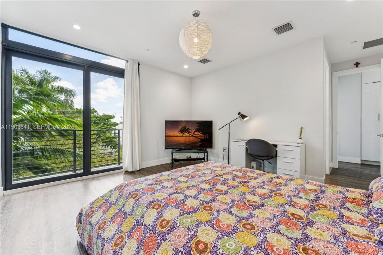 909 NE 16th Ter, Unit 4, Fort Lauderdale, FL 33304 Photo