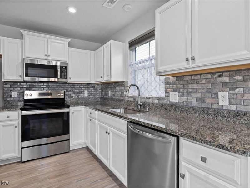 320 Pebble Creek Court, Amherst, OH 44001 Photo 8