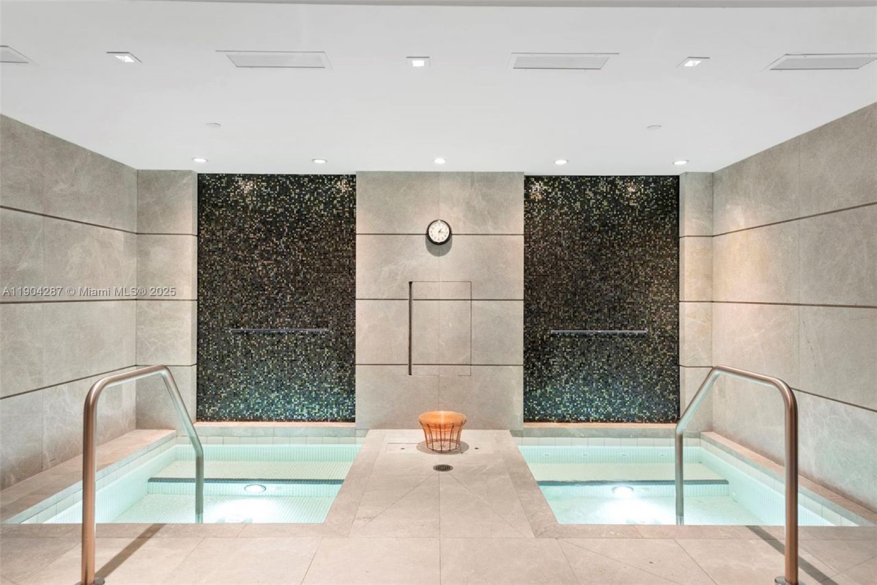 1010 Brickell Ave, Unit 1706, Miami, FL 33131 Photo