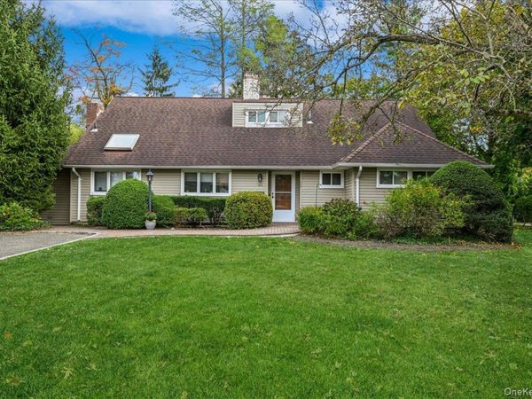 16 Ridge Drive E, Roslyn, NY 11576