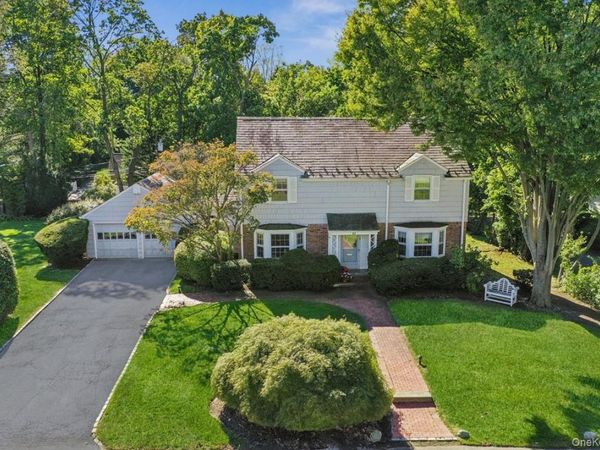 52 Glenwood Lane, East Hills, NY 11577