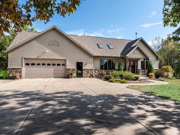 1021 Prairie Queen Road, Cambridge, WI 53523
