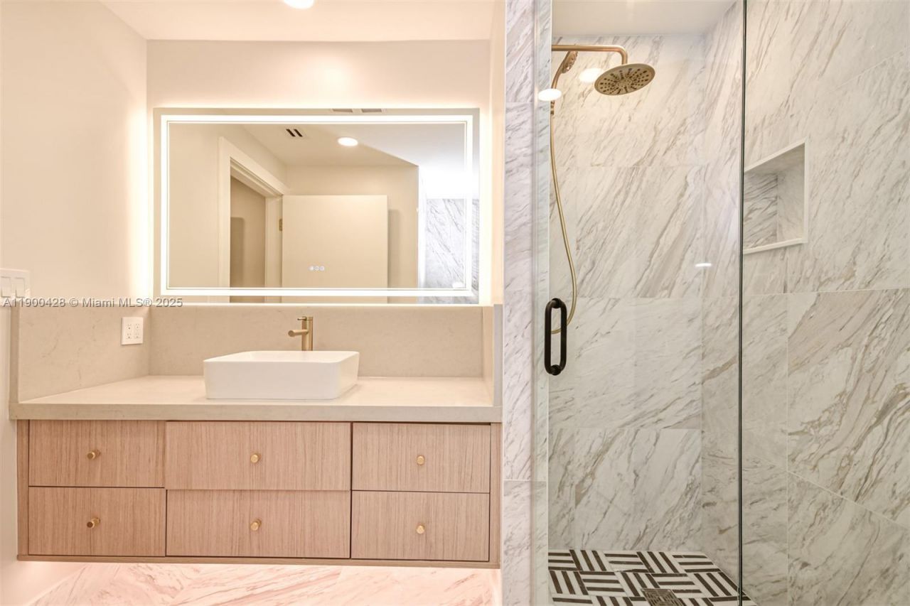 10101 Collins Ave, Unit 7D, Bal Harbour, FL 33154 Photo