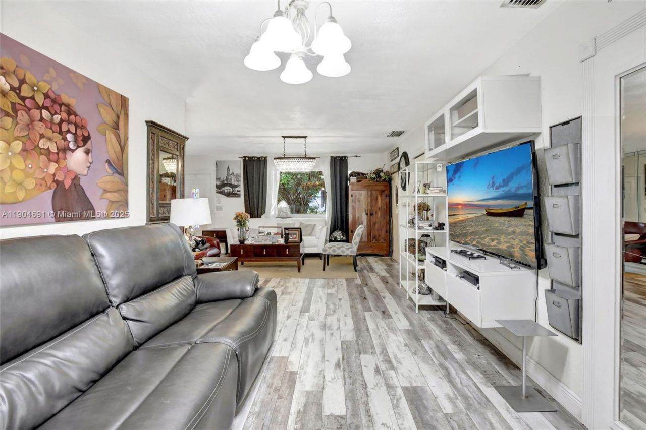 421 NW 77th Way, Pembroke Pines, FL 33024 Photo