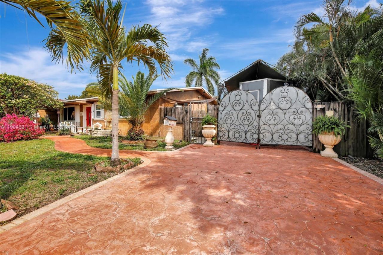 421 NW 77th Way, Pembroke Pines, FL 33024 Photo