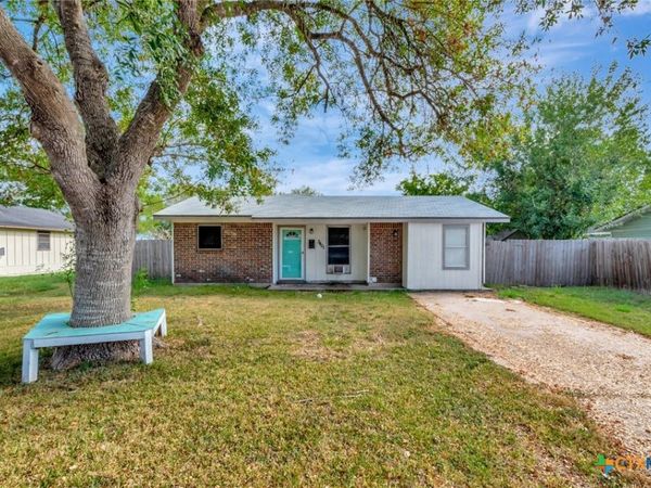 3401 Woodlawn Street , Victoria, TX 77901