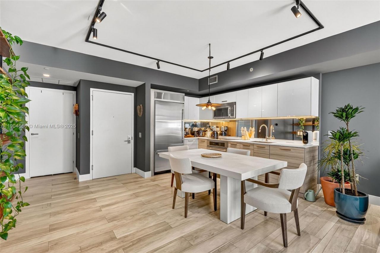 1300 Brickell Bay Dr, Unit 2403, Miami, FL 33131 Photo