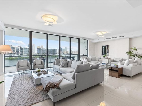 3300 NE 188th St, Unit 818, Aventura, FL 33180