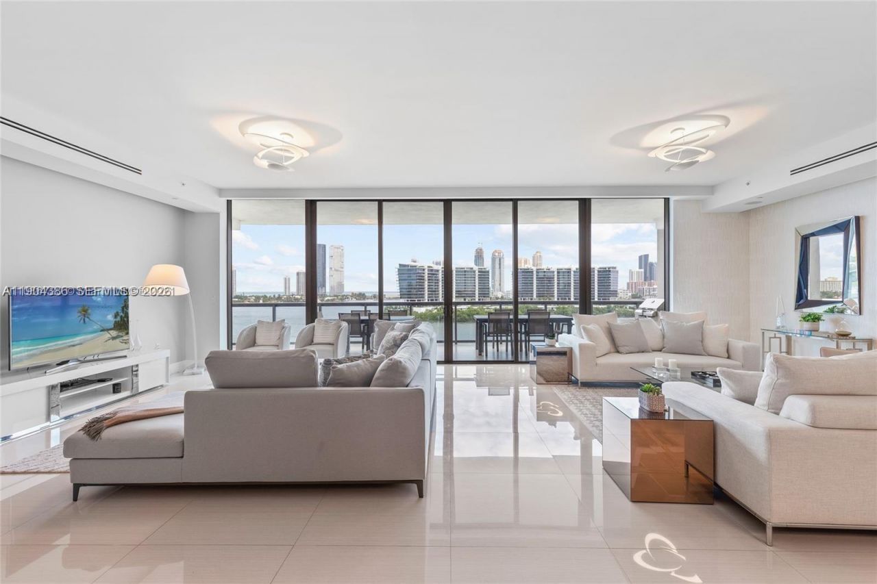 3300 NE 188th St, Unit 818, Aventura, FL 33180 Photo