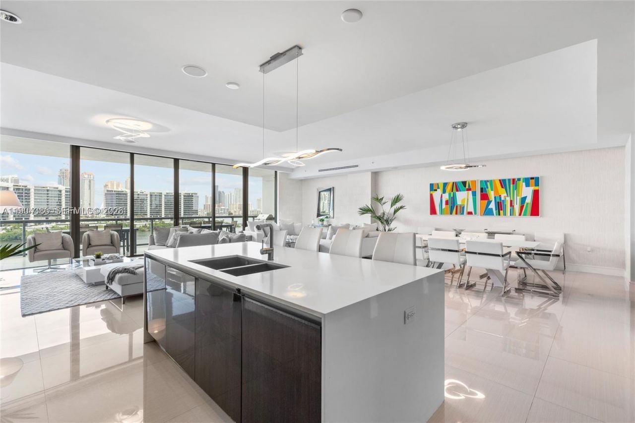 3300 NE 188th St, Unit 818, Aventura, FL 33180 Photo