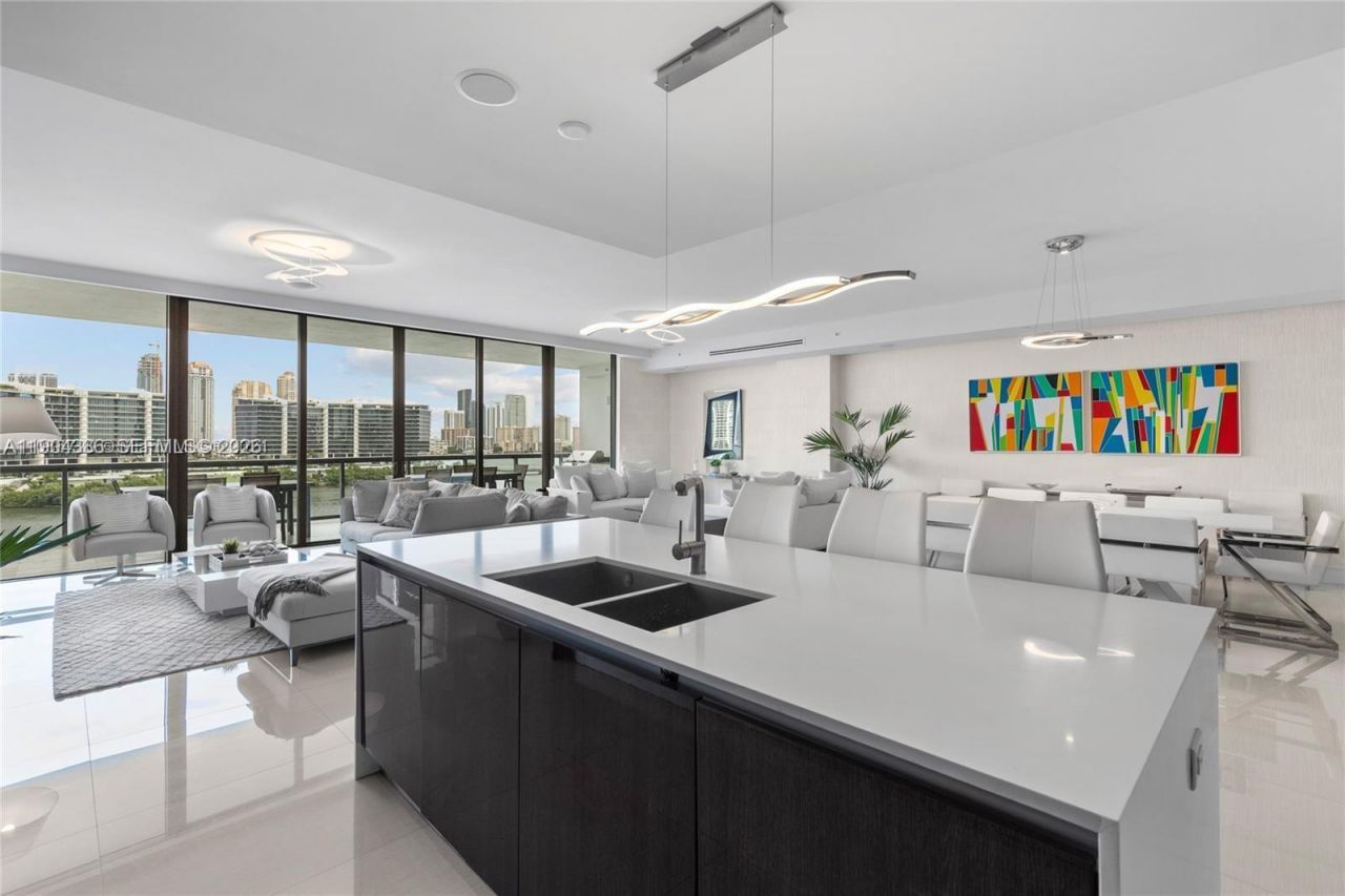 3300 NE 188th St, Unit 818, Aventura, FL 33180 Photo