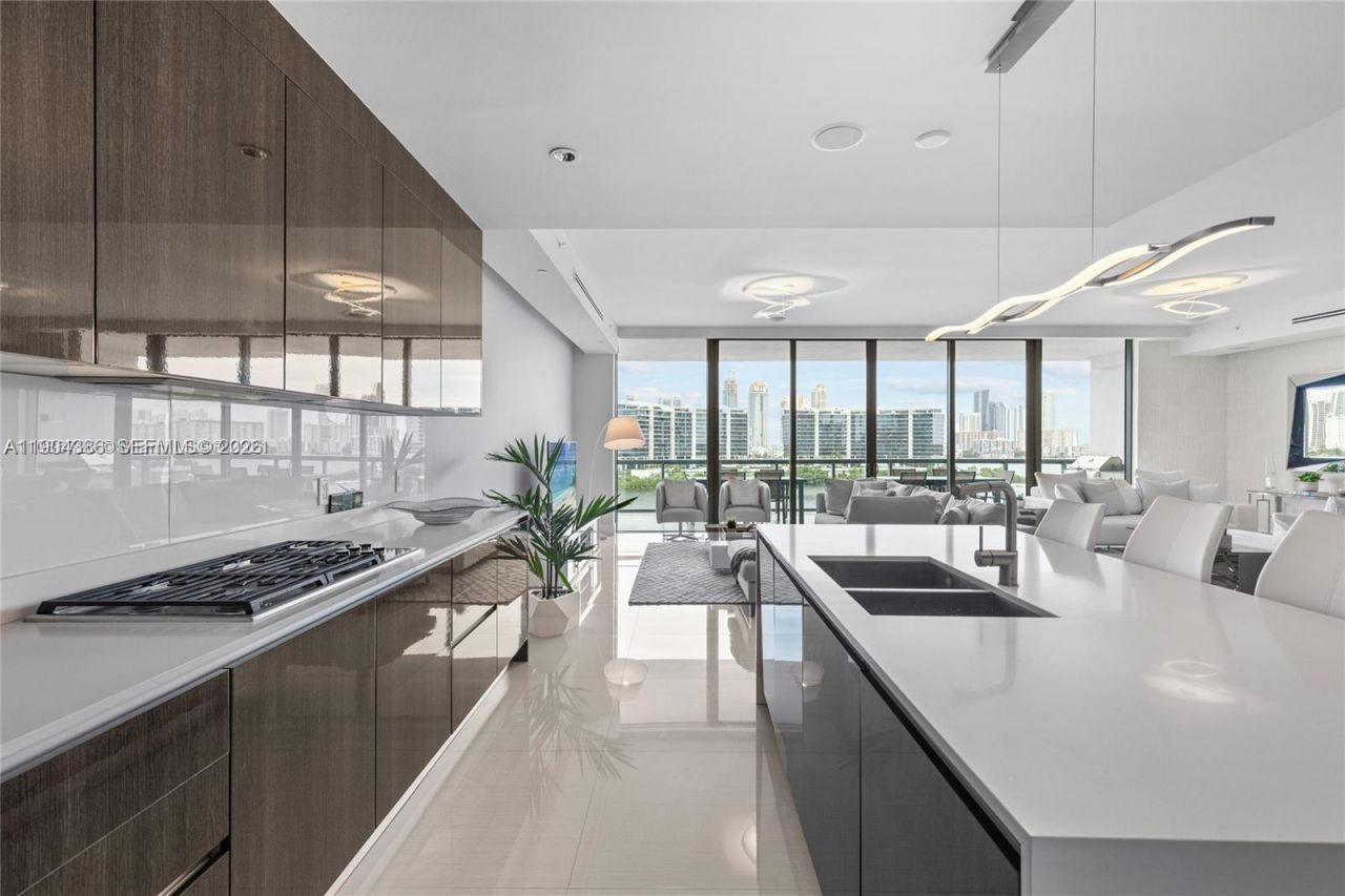 3300 NE 188th St, Unit 818, Aventura, FL 33180 Photo