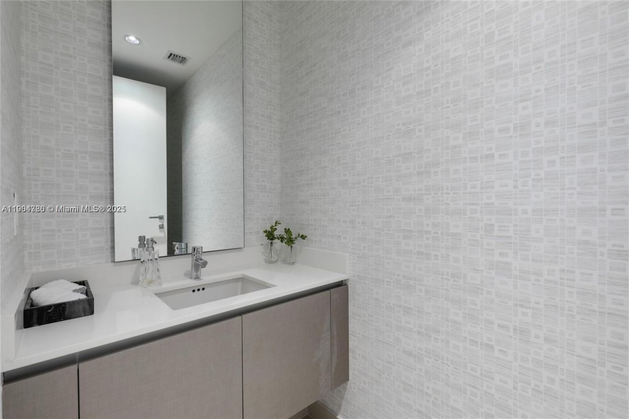 3300 NE 188th St, Unit 818, Aventura, FL 33180 Photo