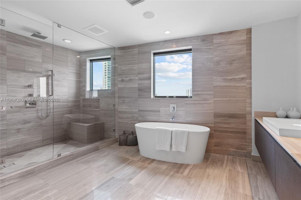 3300 NE 188th St, Unit 818, Aventura, FL 33180 Photo