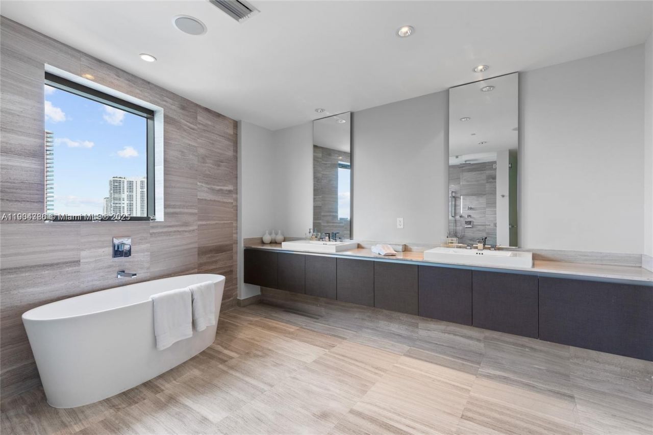 3300 NE 188th St, Unit 818, Aventura, FL 33180 Photo