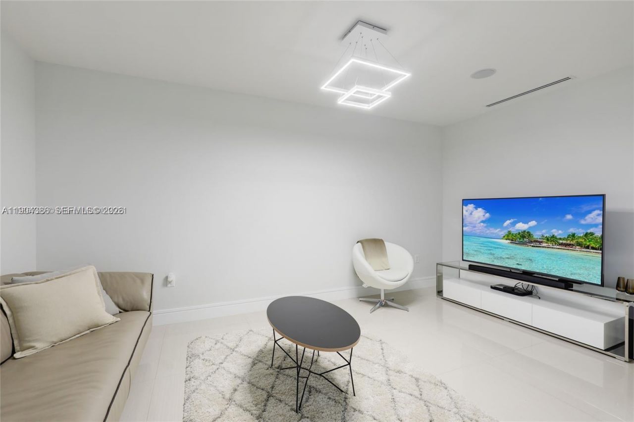 3300 NE 188th St, Unit 818, Aventura, FL 33180 Photo