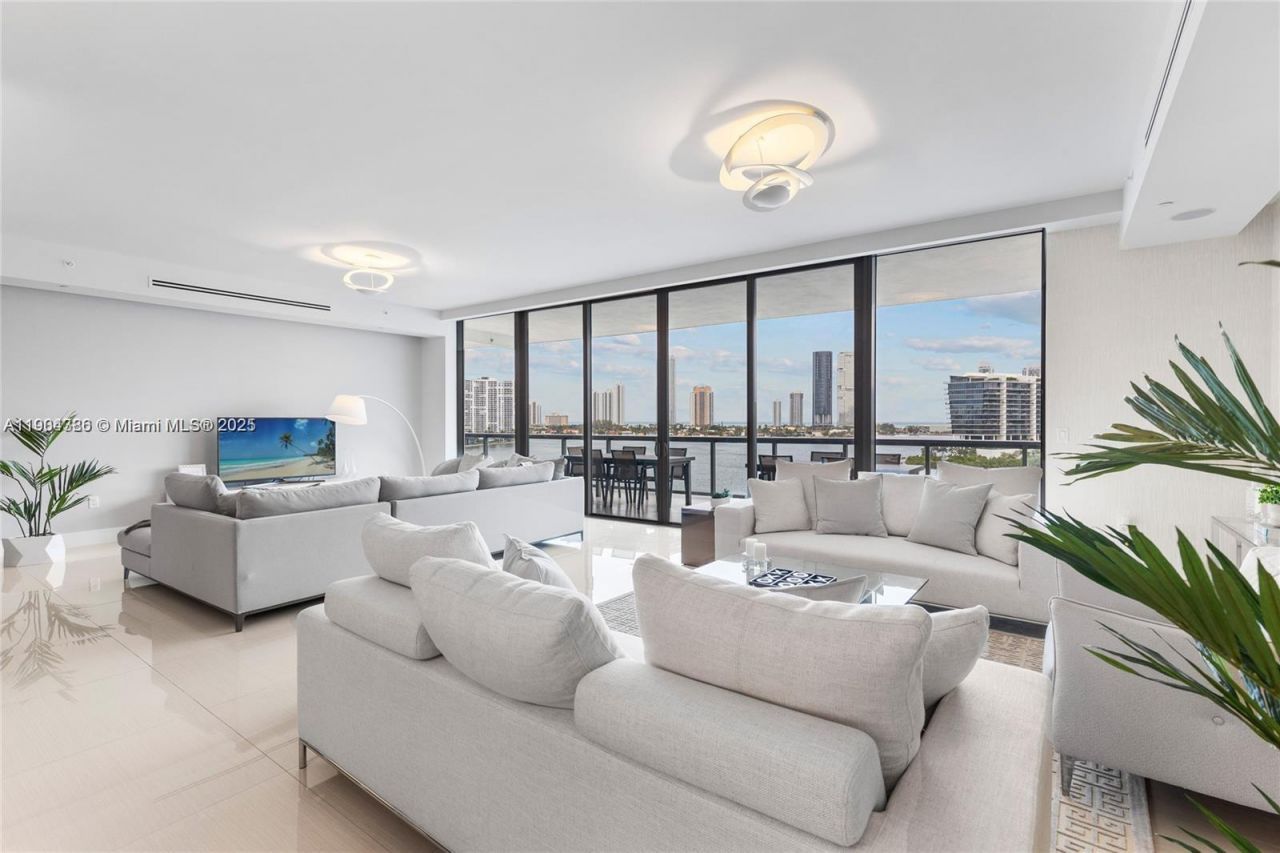 3300 NE 188th St, Unit 818, Aventura, FL 33180 Photo