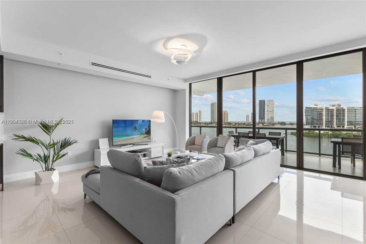 3300 NE 188th St, Unit 818, Aventura, FL 33180 Photo