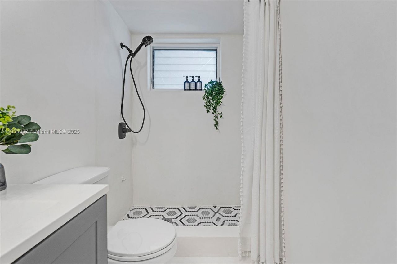 1150 Euclid Ave, Unit 305, Miami Beach, FL 33139 Photo