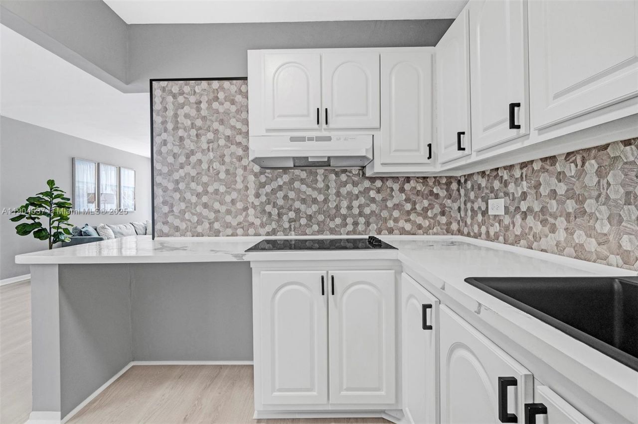 1150 Euclid Ave, Unit 305, Miami Beach, FL 33139 Photo