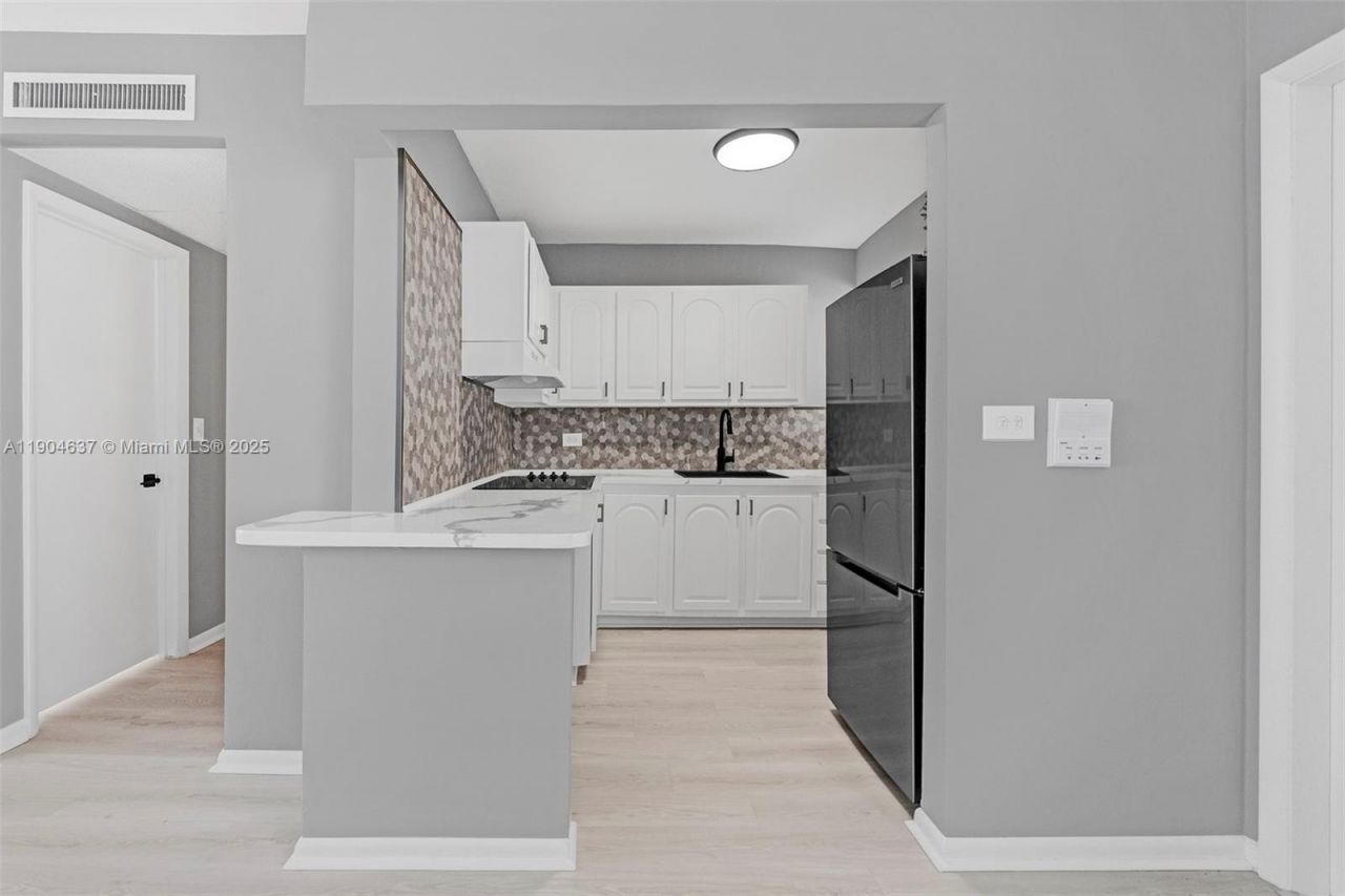 1150 Euclid Ave, Unit 305, Miami Beach, FL 33139 Photo