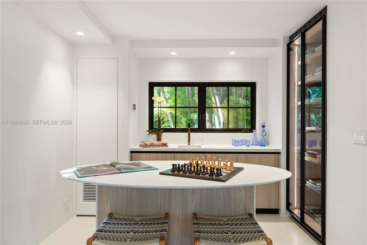 6065 Pine Tree Dr, Miami Beach, FL 33140 Photo