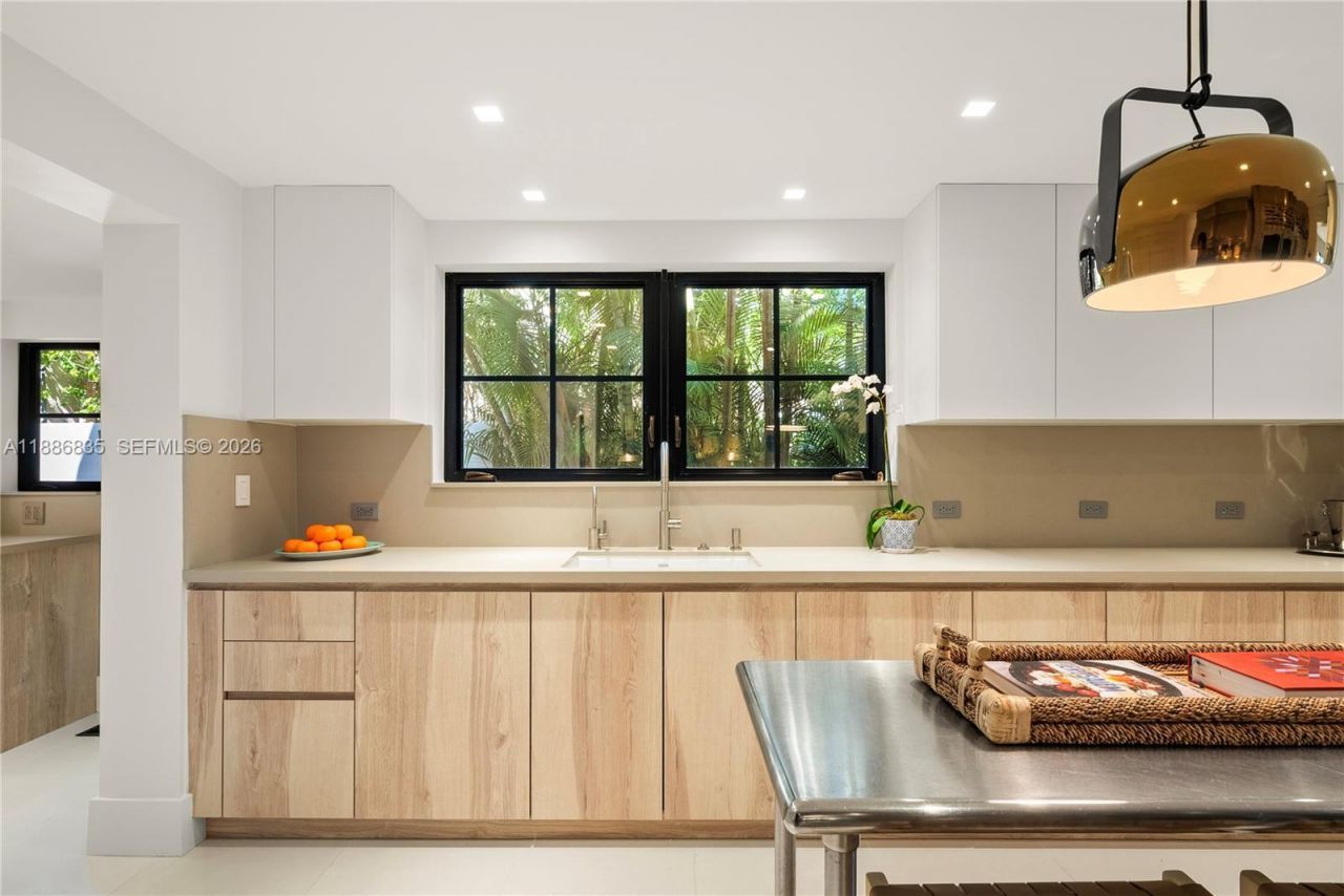 6065 Pine Tree Dr, Miami Beach, FL 33140 Photo