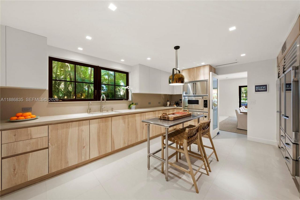 6065 Pine Tree Dr, Miami Beach, FL 33140 Photo