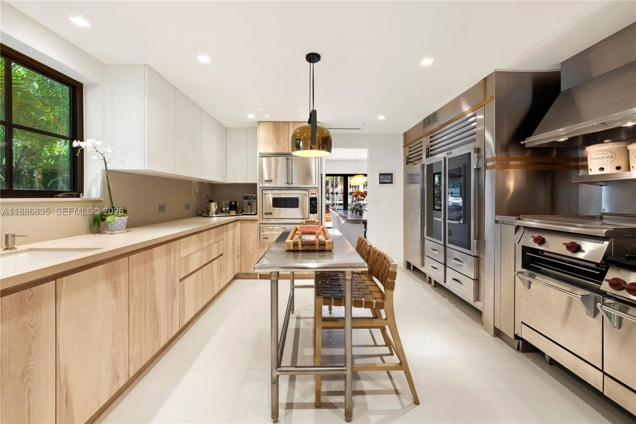 6065 Pine Tree Dr, Miami Beach, FL 33140 Photo