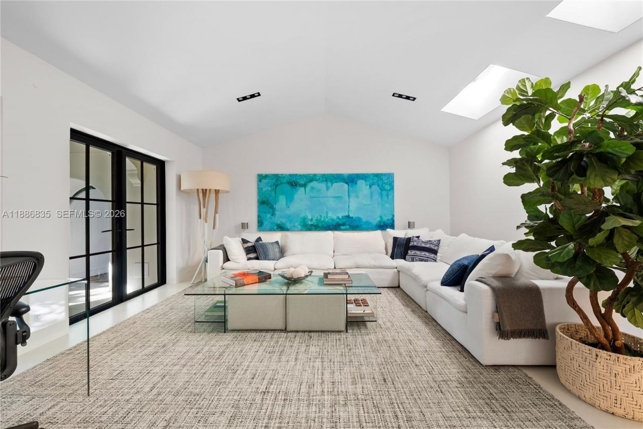 6065 Pine Tree Dr, Miami Beach, FL 33140 Photo