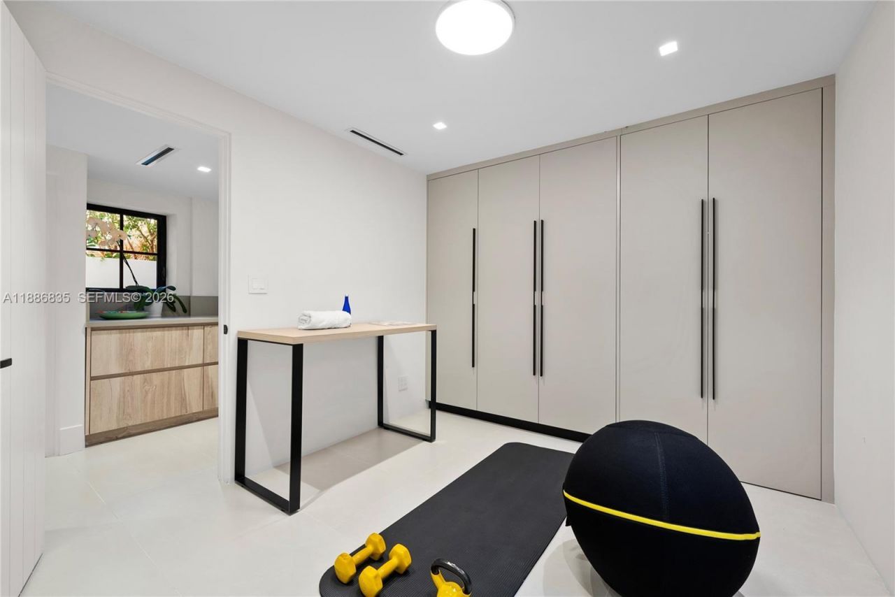 6065 Pine Tree Dr, Miami Beach, FL 33140 Photo