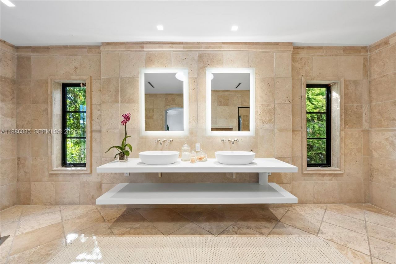 6065 Pine Tree Dr, Miami Beach, FL 33140 Photo