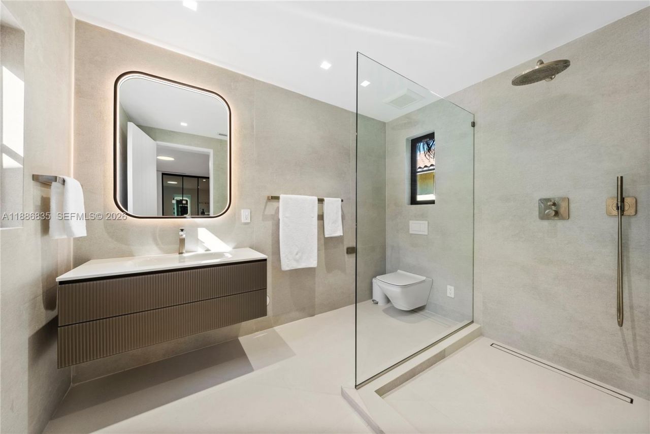 6065 Pine Tree Dr, Miami Beach, FL 33140 Photo