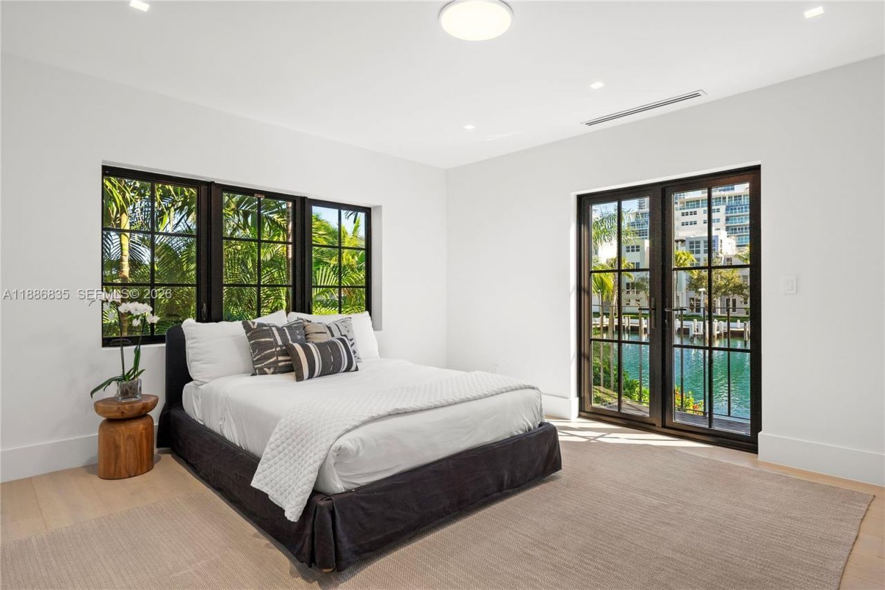 6065 Pine Tree Dr, Miami Beach, FL 33140 Photo