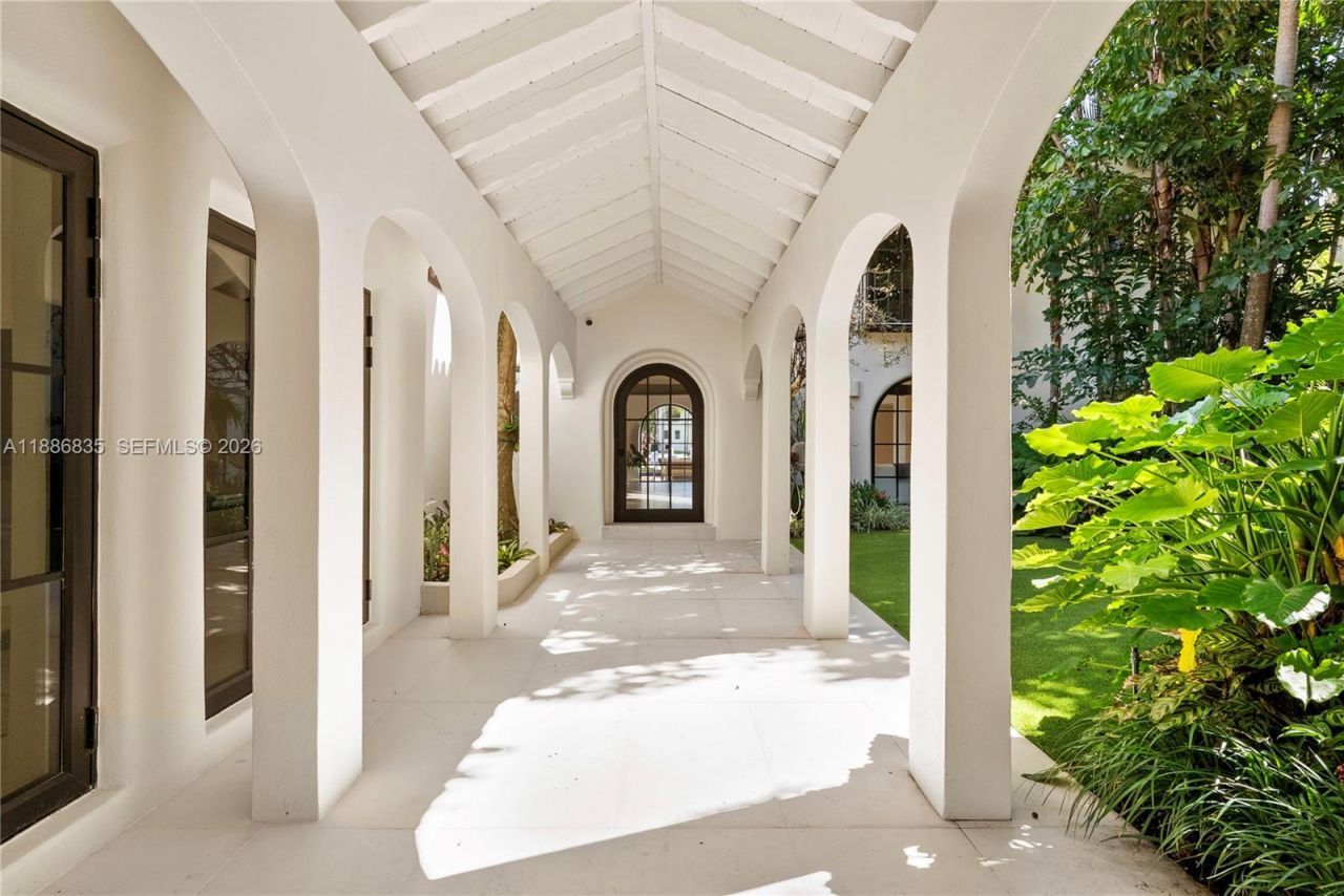 6065 Pine Tree Dr, Miami Beach, FL 33140 Photo